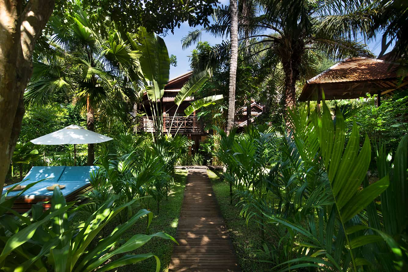 Khmer Maison Polanka Siem Reap Chemin en bois dans le jardin